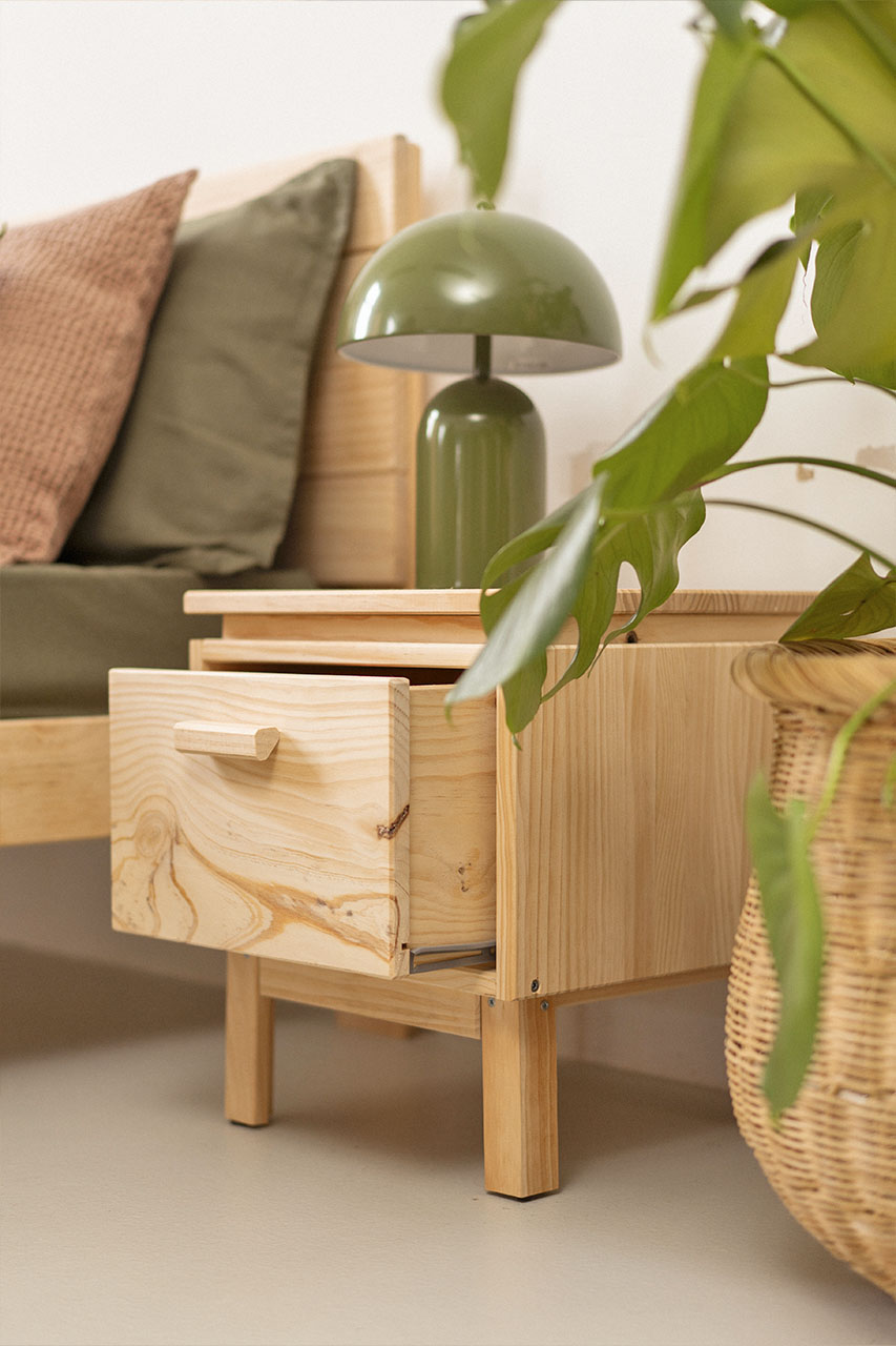 Imagen de ambiente 4 para:Mesita peque&ntilde;a de madera maciza